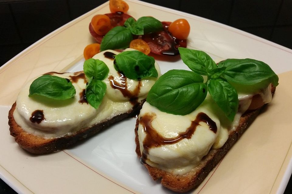 Ciabatta mit Mozzarella, Tomaten und Basilikum überbacken