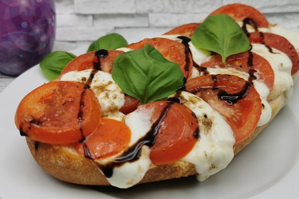 Ciabatta mit Mozzarella, Tomaten und Basilikum überbacken