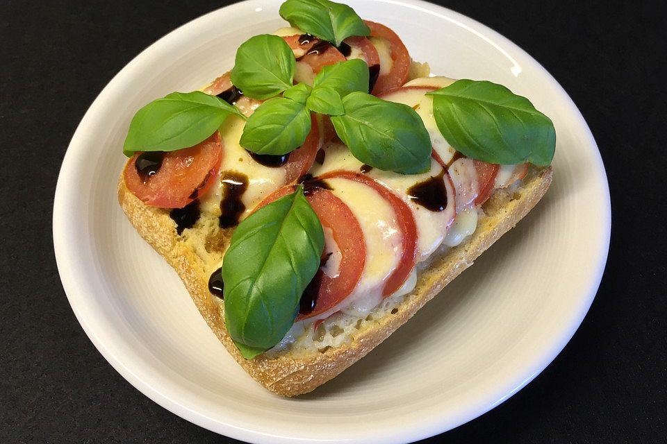 Ciabatta mit Mozzarella, Tomaten und Basilikum überbacken