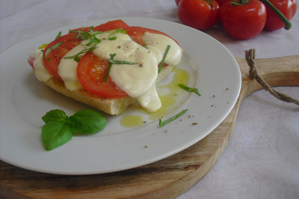 Ciabatta mit Mozzarella, Tomaten und Basilikum überbacken