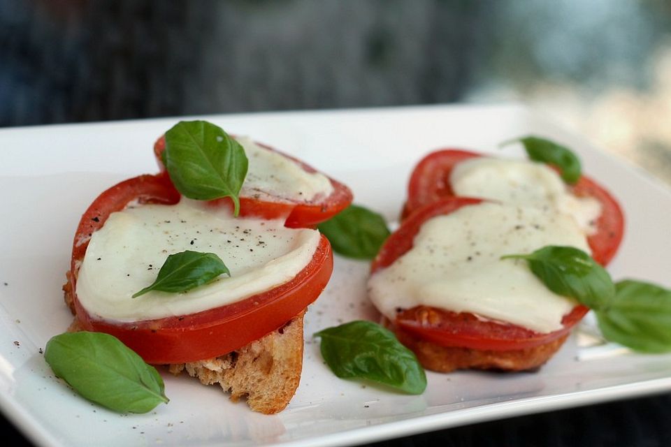 Ciabatta mit Mozzarella, Tomaten und Basilikum überbacken