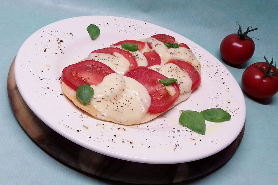 Ciabatta mit Mozzarella, Tomaten und Basilikum überbacken