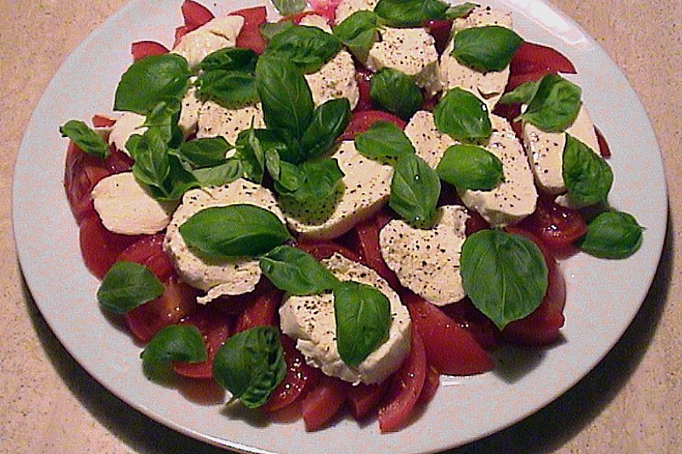 Ciabatta mit Mozzarella, Tomaten und Basilikum überbacken