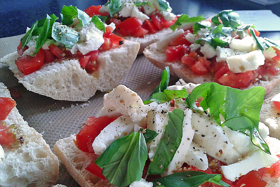 Ciabatta mit Mozzarella, Tomaten und Basilikum überbacken