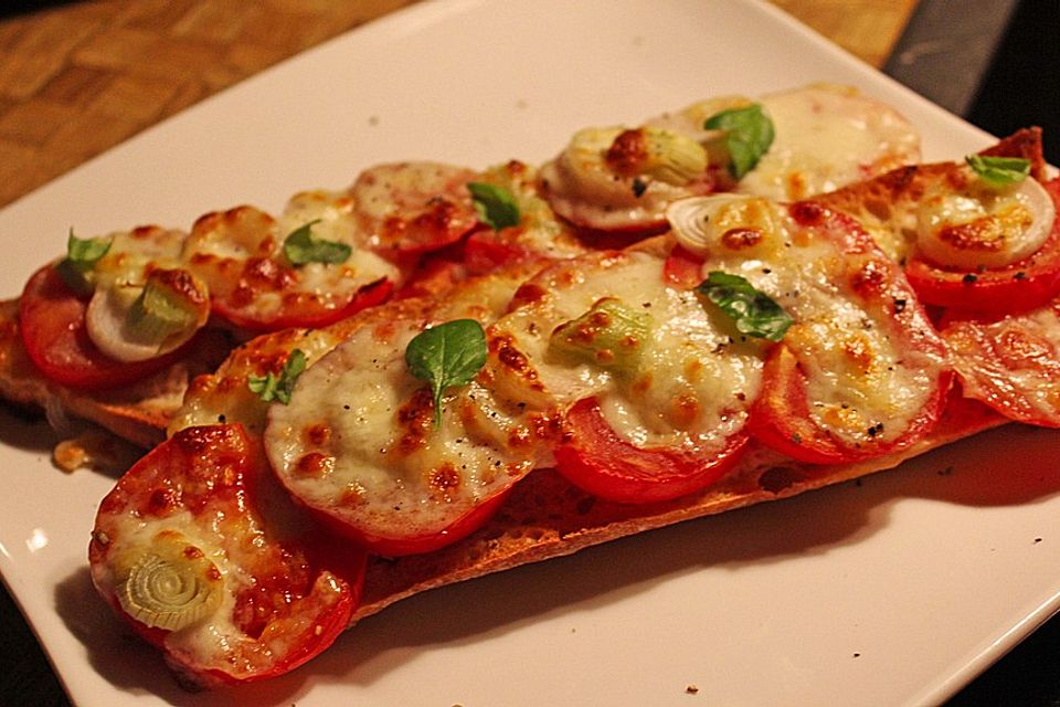 Ciabatta mit Mozzarella, Tomaten und Basilikum überbacken