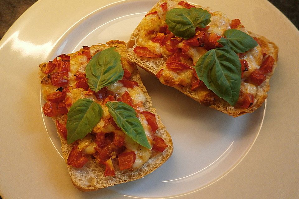 Ciabatta mit Mozzarella, Tomaten und Basilikum überbacken