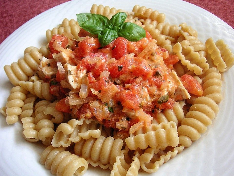 Hähnchen in Basilikum - Tomaten - Sauce von sahneschnitte| Chefkoch