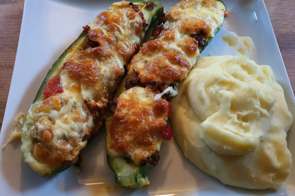 Gefüllte Zucchini