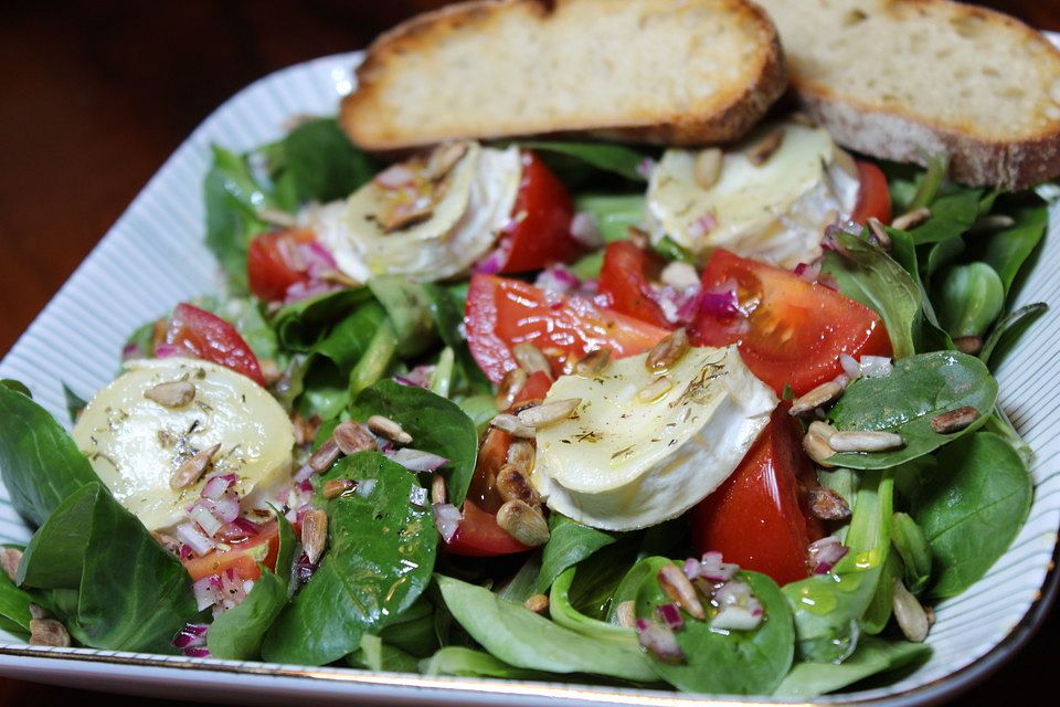 Feldsalat mit Ziegenkäse