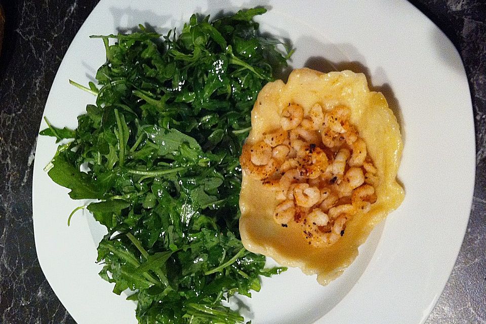 Rucola und Garnelen im Grana Padano - Körbchen