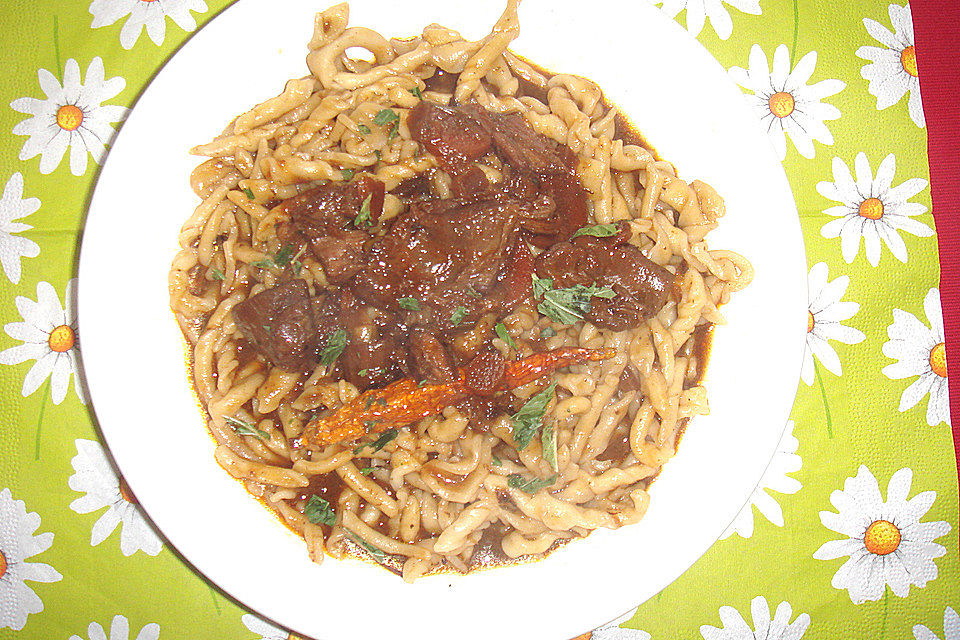 Rotwein - Rindfleisch - Ragout mit Spagehtti