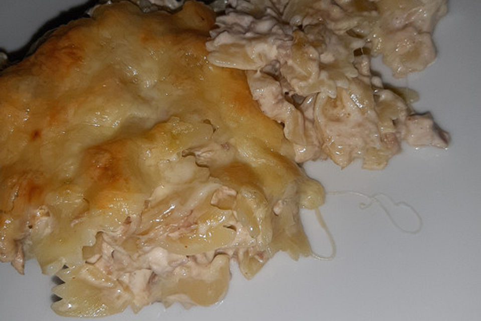 Nudel-Thunfisch-Auflauf mit Käse überbacken