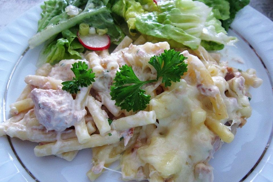 Nudel-Thunfisch-Auflauf mit Käse überbacken