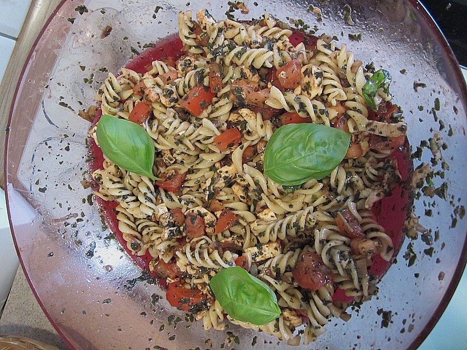 Nudelsalat mit Tomate - Mozzarella von mawilken | Chefkoch