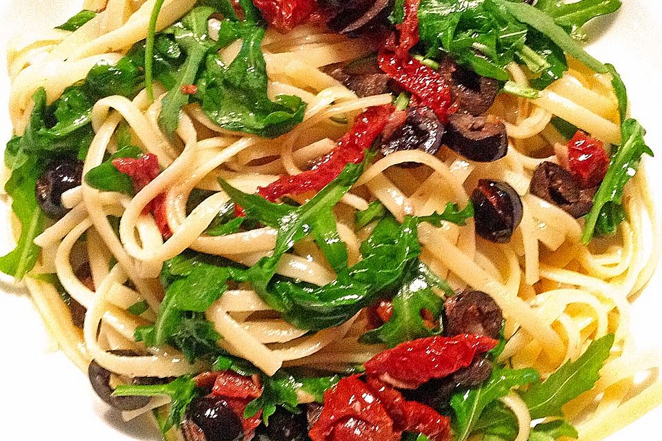 Spaghetti mit Rucola und getrockneten Tomaten