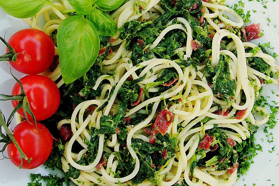 Spaghetti mit Spinat und Hobelfleisch