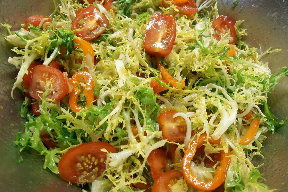 Frisée mit Knoblauch, Speck und Brot - Croûtons