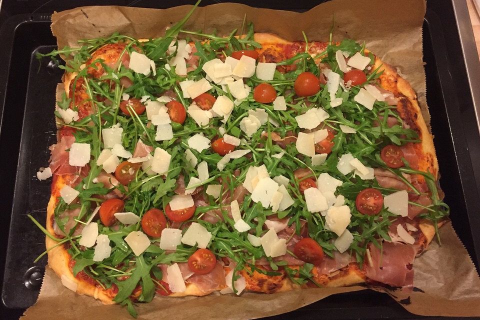 Pizza mit Rucola und Parmaschinken