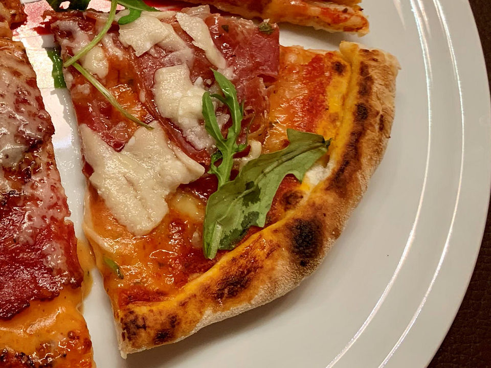 Pizza mit Rucola und Parmaschinken von Minkie | Chefkoch