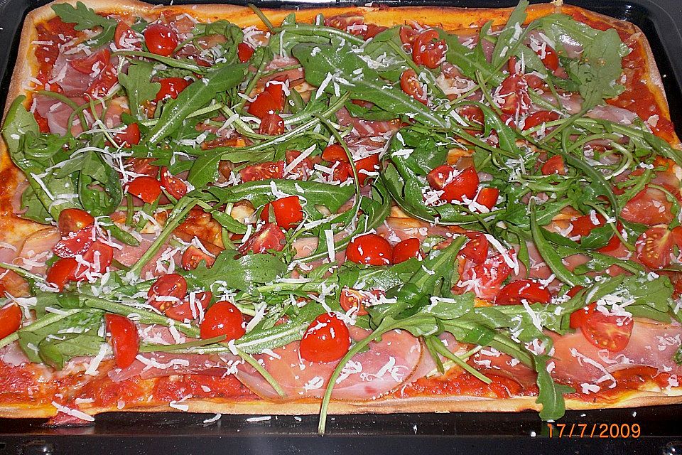 Pizza mit Rucola und Parmaschinken