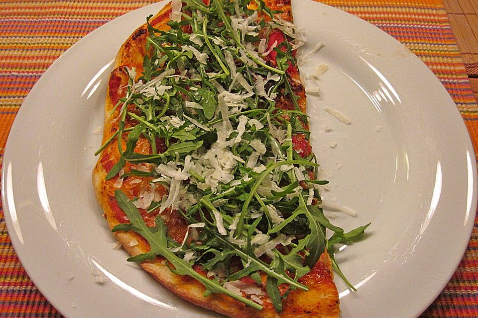 Pizza mit Rucola und Parmaschinken