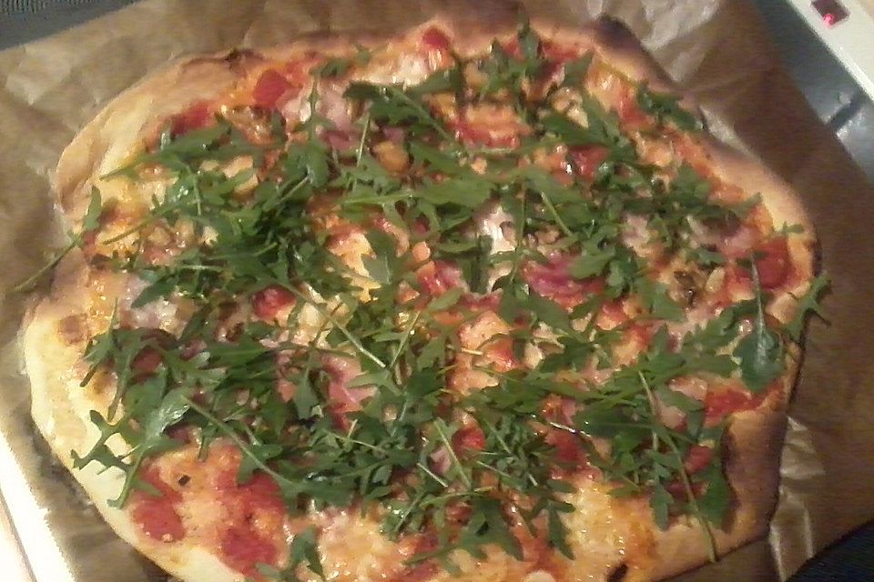 Pizza mit Rucola und Parmaschinken