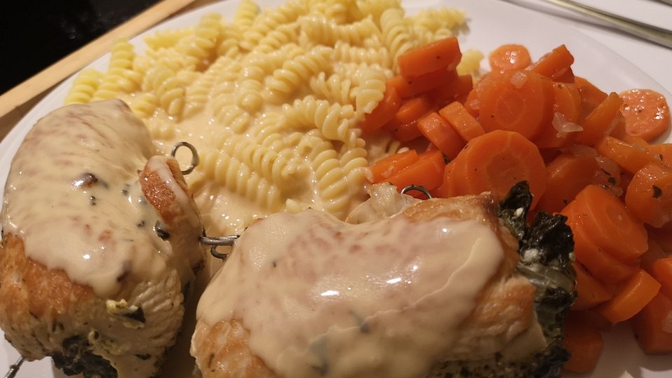 Putenroulade mit Blattspinat - Feta - Füllung von fitzelchen Putenroulade mit Blattspinat - Feta - Füllung von fitzelchen