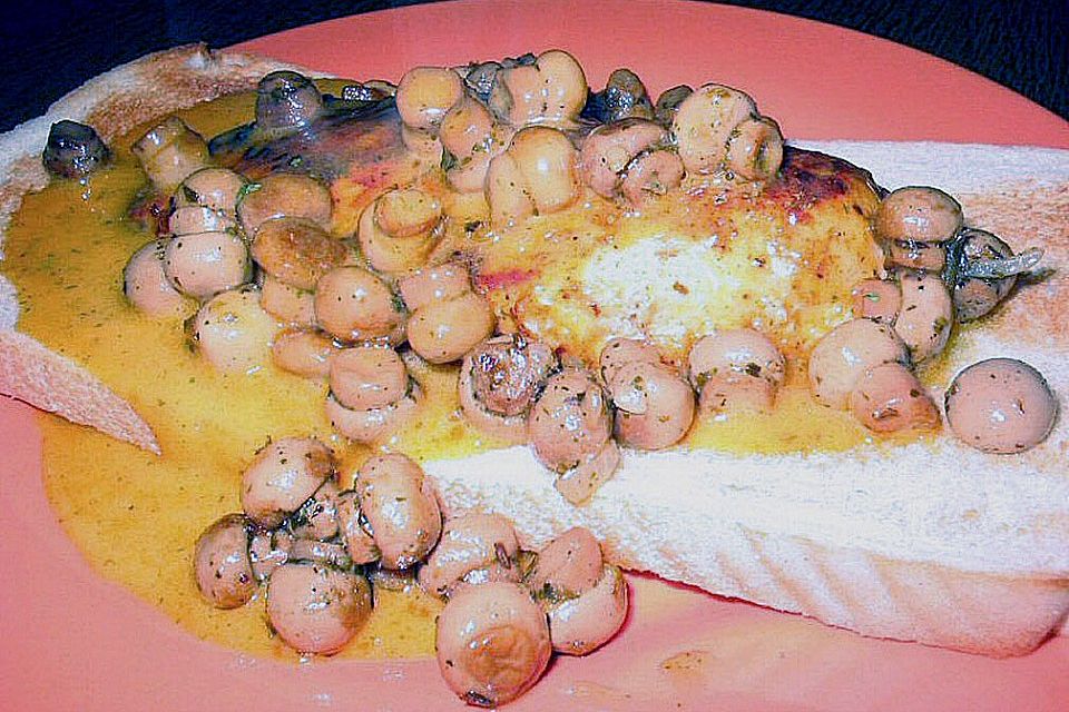 Geflügelschnitzel auf Toast mit Champignons und Eiersoße