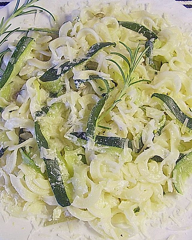 Zucchini - Pasta mit Pinienkernen