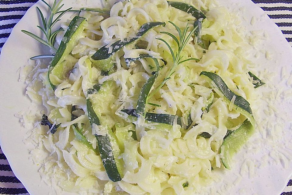 Zucchini - Pasta mit Pinienkernen