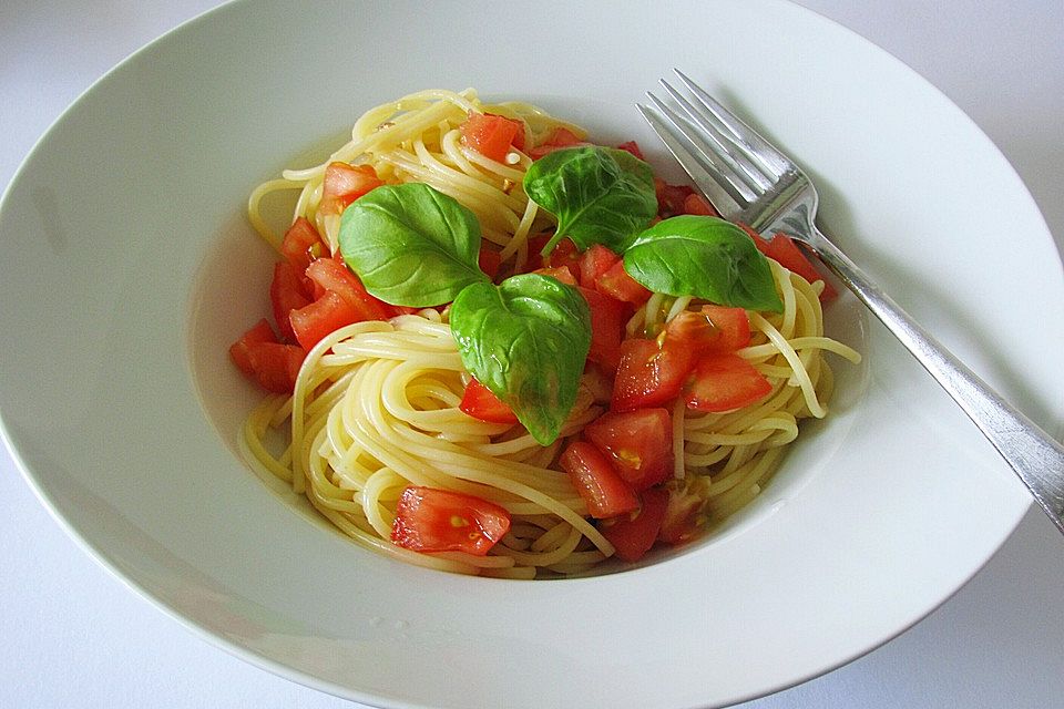 Spaghetti mit rohen Tomaten