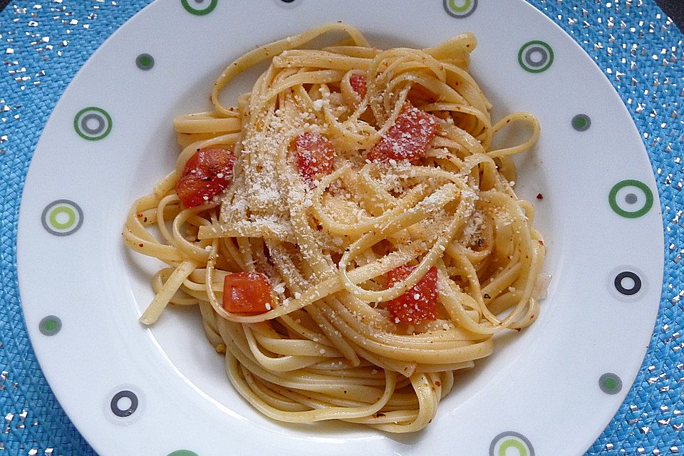 Spaghetti mit rohen Tomaten