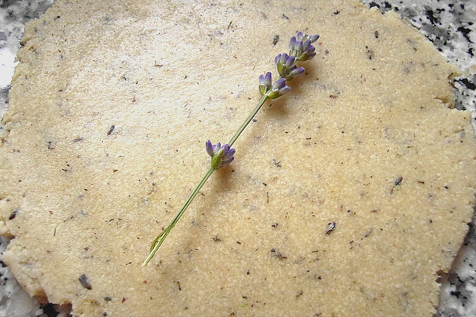 Honigmarzipan mit Lavendelblüten