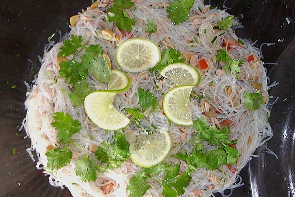 Thailändischer Glasnudelsalat mit Thunfisch