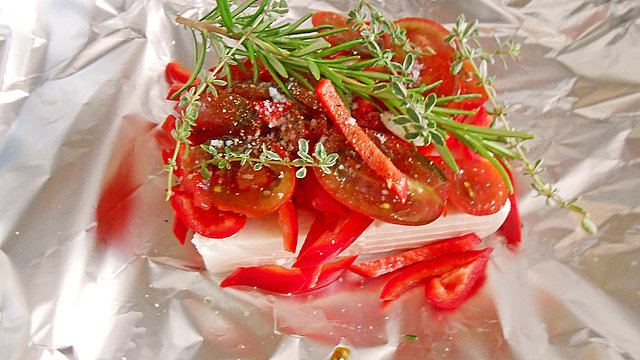 Gegrillter Feta- / Schafskäse mit Tomaten und Paprika von melpihi
