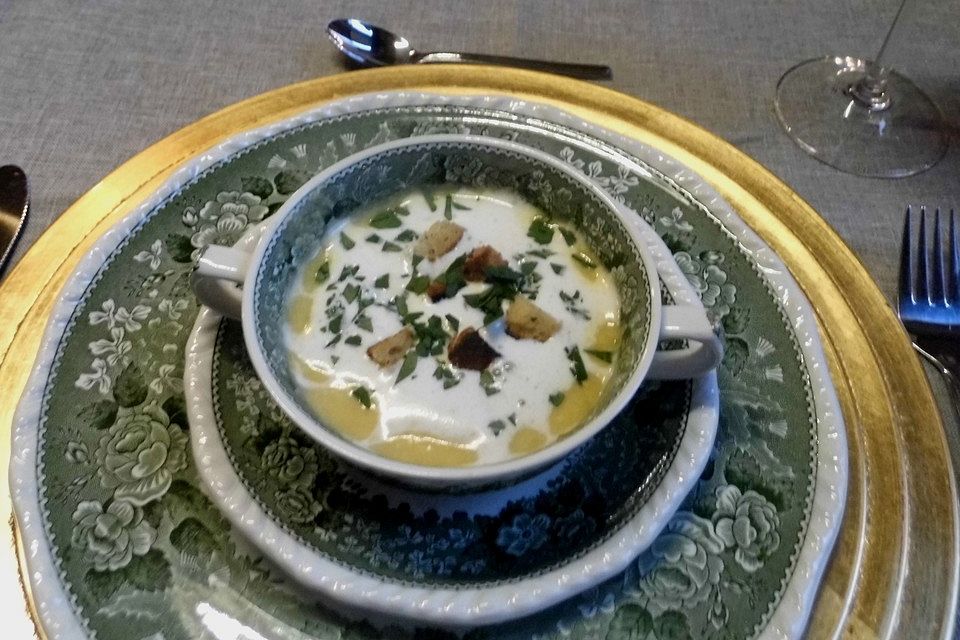 Feine Kartoffelsuppe mit Kerbel und Croûtons