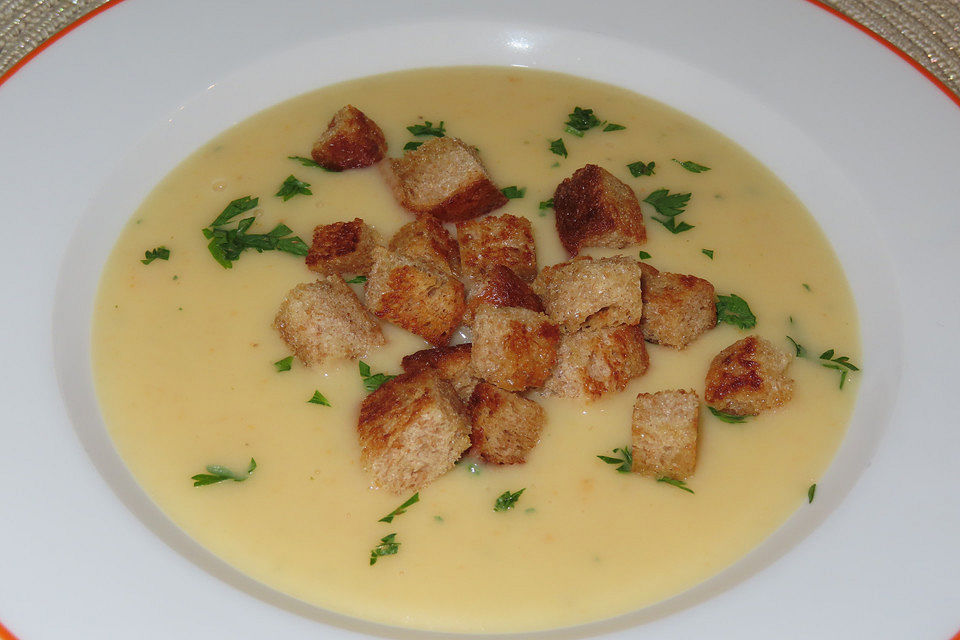 Feine Kartoffelsuppe mit Kerbel und Croûtons