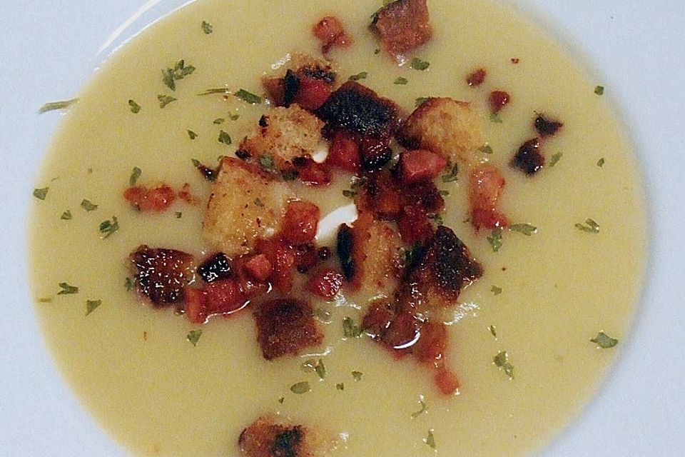 Feine Kartoffelsuppe mit Kerbel und Croûtons