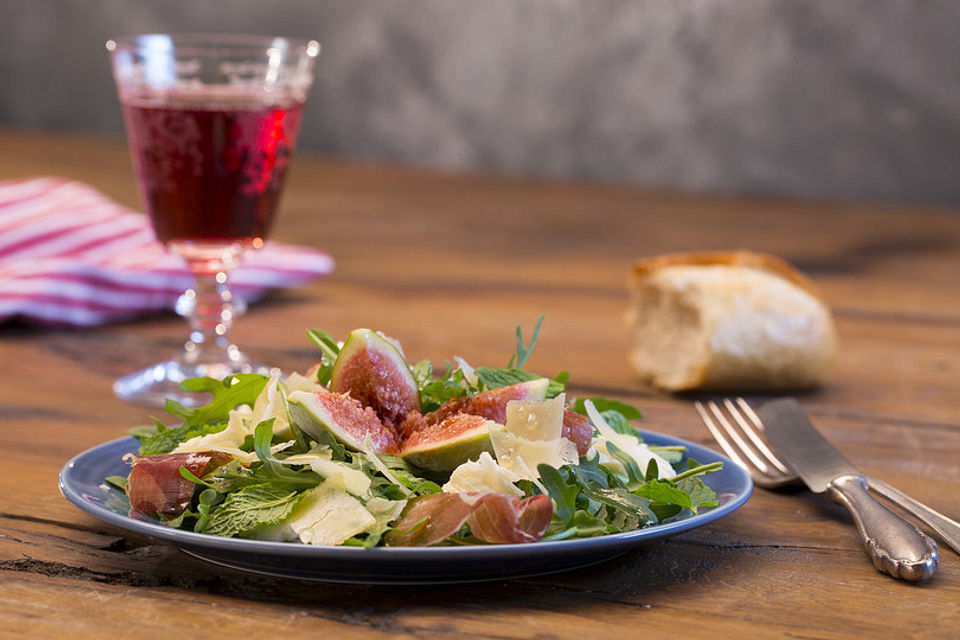 Rucolasalat mit Feigen, Mozzarella und Parmesan