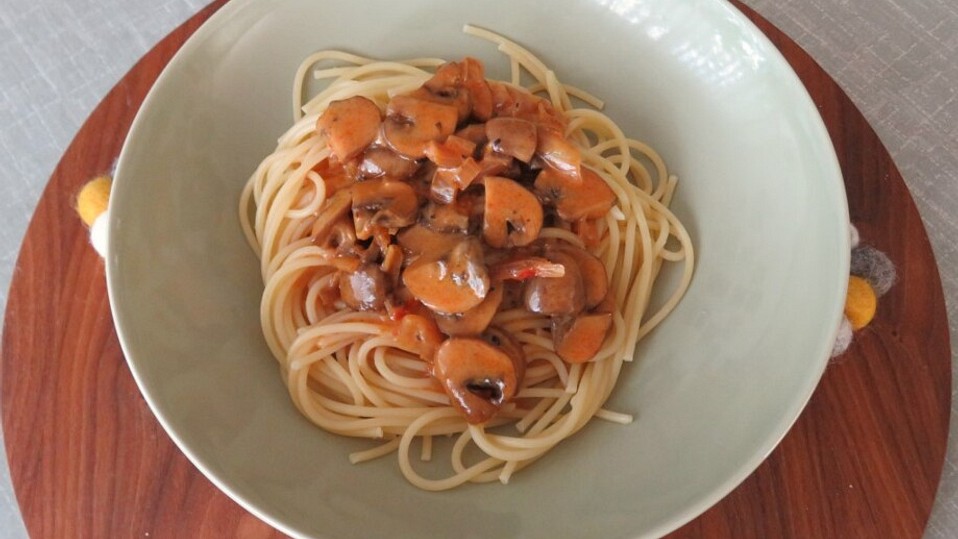 Spaghetti mit Champignon - Sahne - Soße von karaburun Spaghetti mit Champignon - Sahne - Soße von karaburun