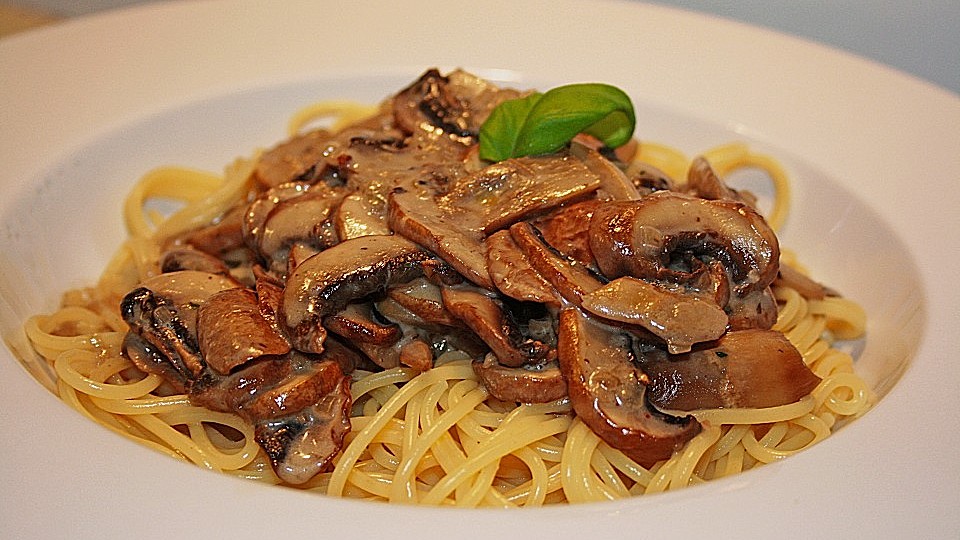 Spaghetti mit Champignon - Sahne - Soße von karaburun| Chefkoch Spaghetti mit Champignon - Sahne - Soße von karaburun| Chefkoch