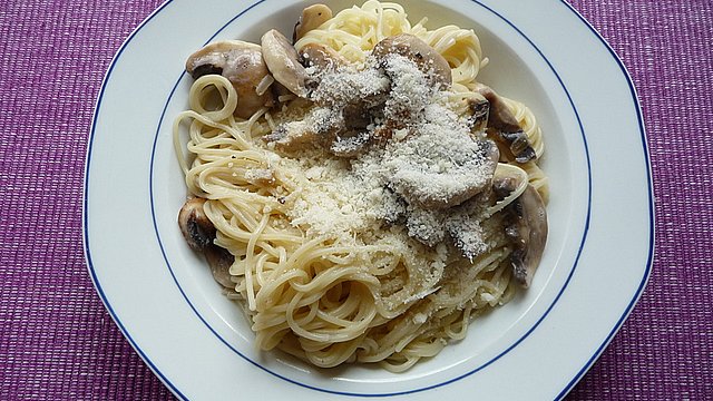 Spaghetti mit Champignon - Sahne - Soße von karaburun Spaghetti mit Champignon - Sahne - Soße von karaburun