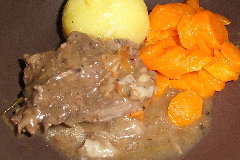 Hirschbraten in Sauerrahmsauce