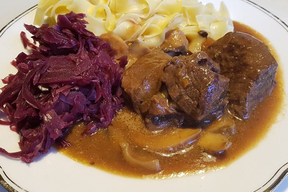 Wildschweinbraten in Steinpilz-Rotwein-Sauce