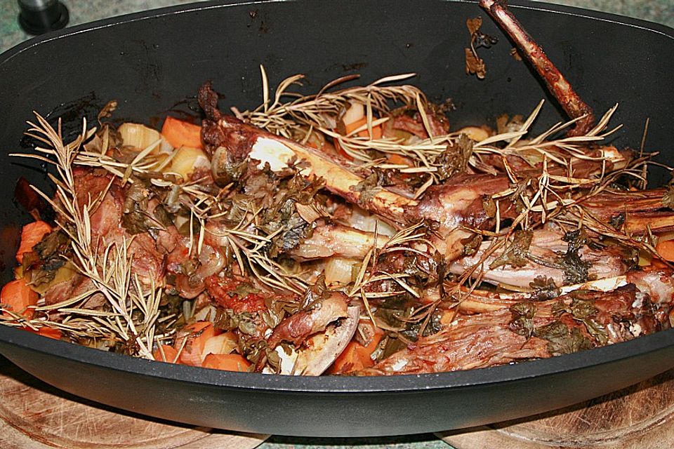 Consommé double vom Wild unter der Blätterteighaube