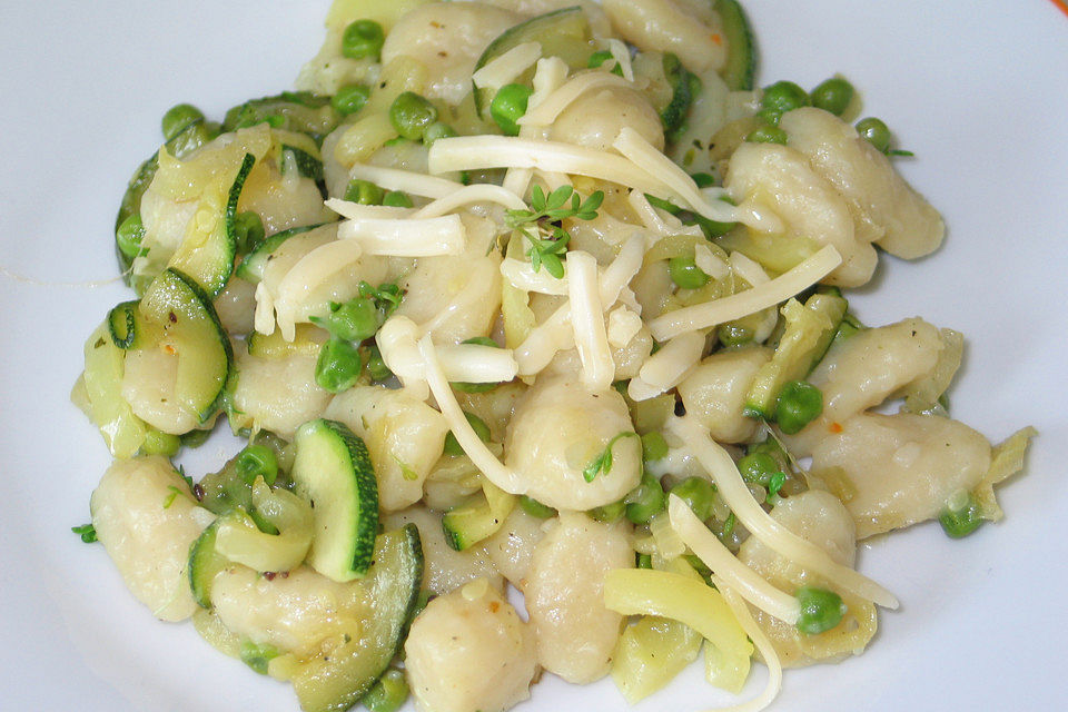 Grüne Gemüsepfanne mit Gnocchi