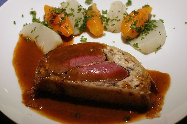 Lammfilets im Blätterteigmantel mit einer Steinpilzfüllung von ...