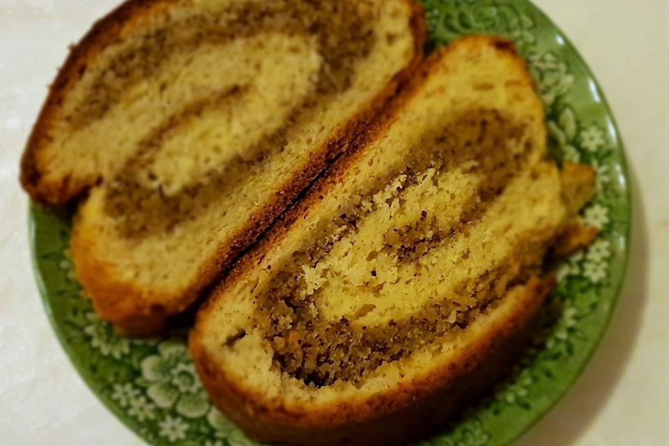 Saftiger Quarkstollen mit Nussfüllung