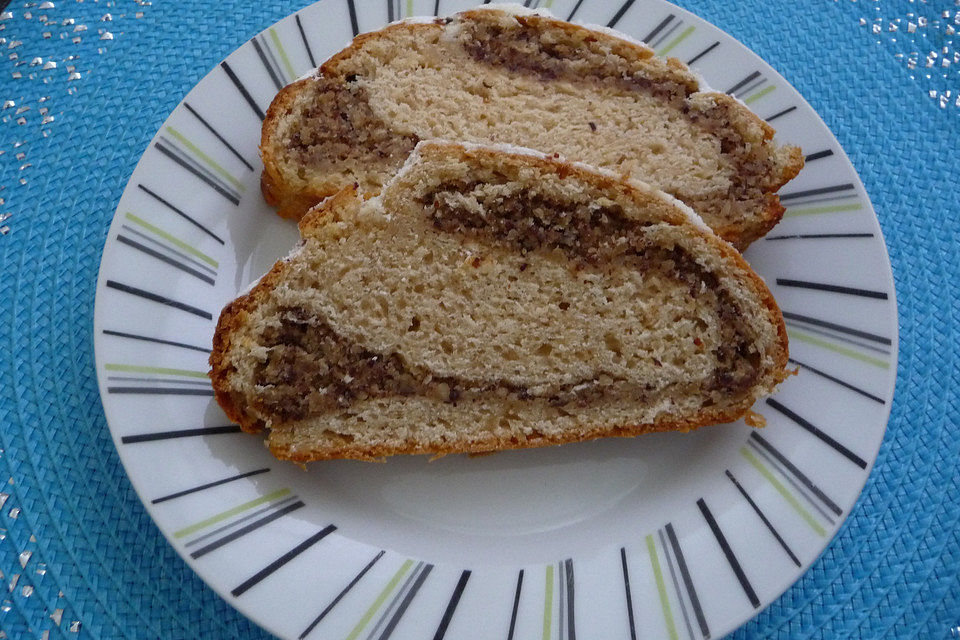 Saftiger Quarkstollen mit Nussfüllung