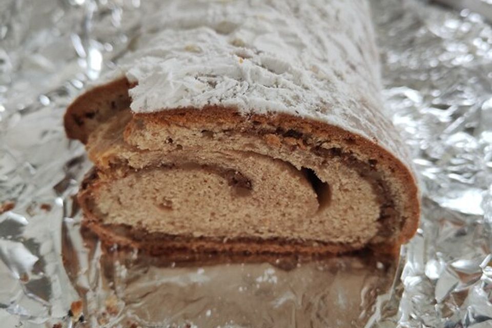 Saftiger Quarkstollen mit Nussfüllung